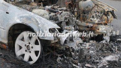 Piromane a Torino dà fuoco a 20 auto: fermato