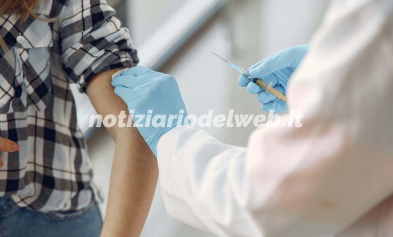 No Vax usa un braccio finto per fare il vaccino e ottenere il Green Pass