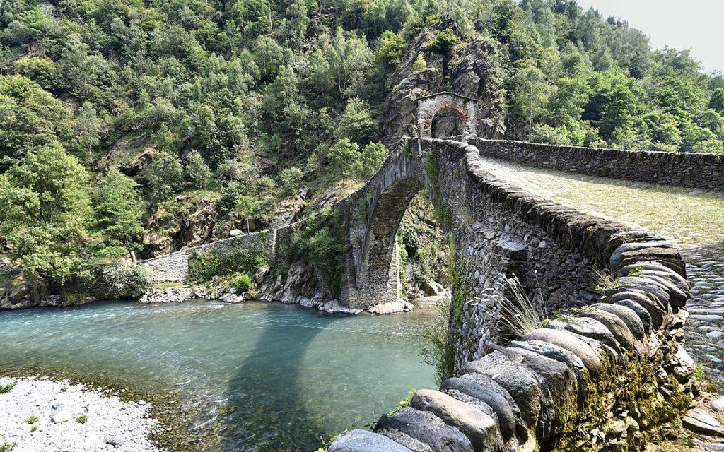 Ponte del Diavolo Lanzo Torinese: la leggenda delle impronte demoniache