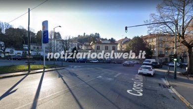Incidente Torino oggi 15 gennaio 2022: auto contro un palo