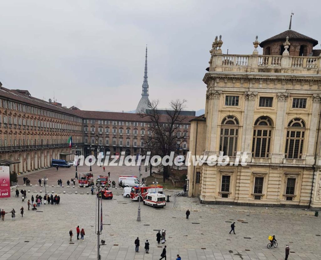 Incendio Piazza Castello, evacuato Palazzo Madama