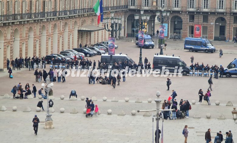 Manifestazione Torino oggi 18 marzo 2022: studenti in Piazza Castello