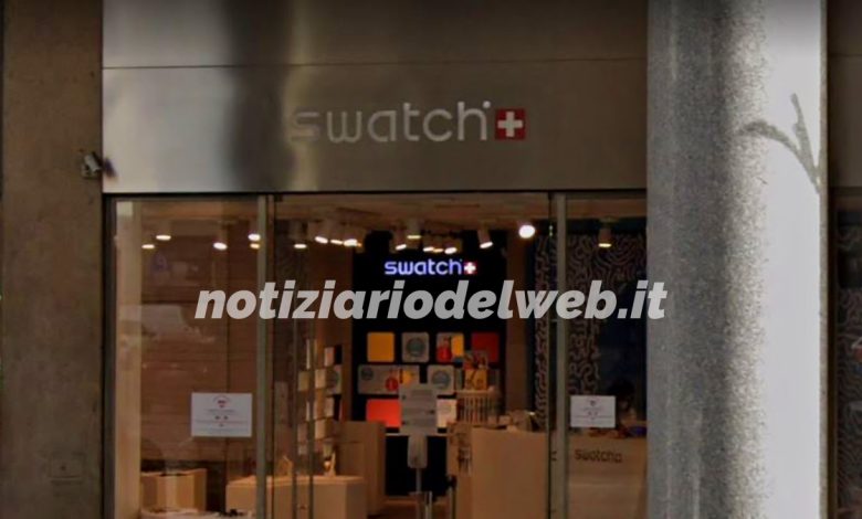 Swatch mania a Torino: code chilometriche in via Roma per Moonwatch