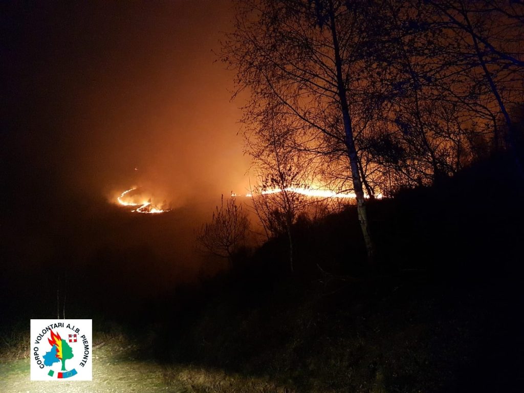 Incendio Torino oggi 10 aprile 2022: fiamme tra Rueglio e Meugliano