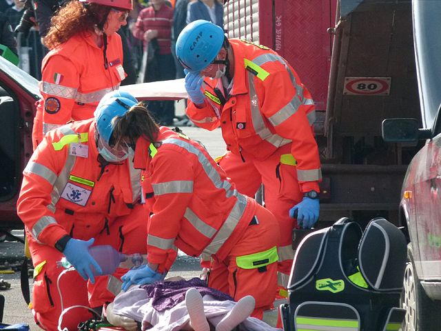 Una squadra di soccorritori al lavoro su un incidente torino.