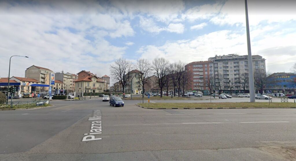 Torino, incidente in piazza Massaua: auto prende fuoco mentre è in marcia