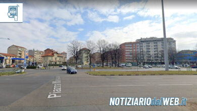 Torino, incidente in piazza Massaua: auto prende fuoco mentre è in marcia