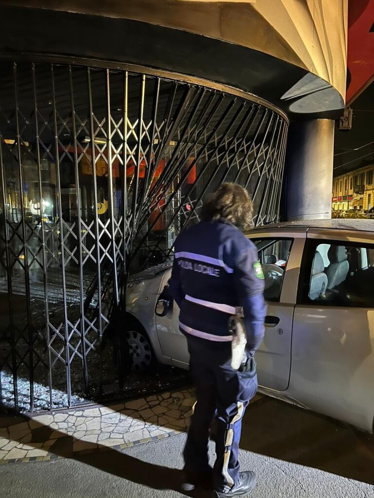 Teatro Colosseo Torino: auto contro il cancello | 15 febbraio 2023Teatro Colosseo Torino: auto contro il cancello | 15 febbraio 2023
