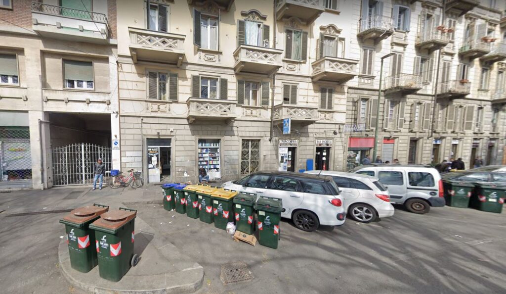 Rissa in corso Giulio Cesare a Torino: cassonetti lanciati in strada