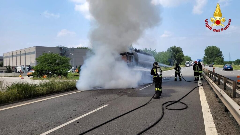 Incidente Tangenziale Novara oggi 24 maggio 2023: camion in fiamme